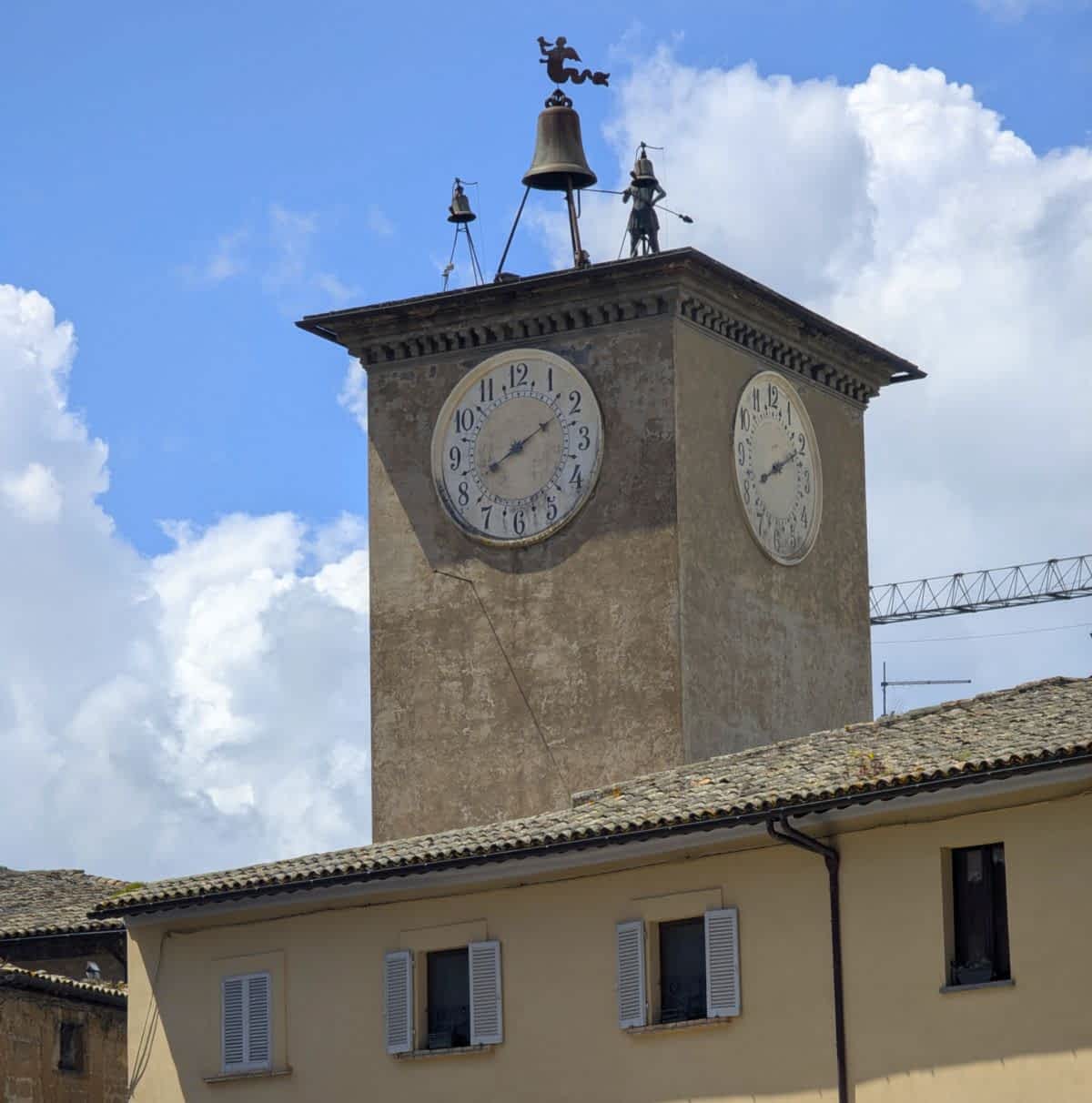 Die Torre di Maurizio in Orvieto mit Uhr und Wetterhahn.